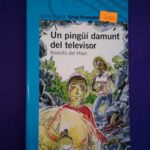 Un pingüí damunt el televisor