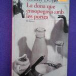 La dona que ensopegava amb les portes