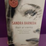 Reir al viento
