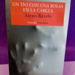 Un tío con una bolsa en la cabeza