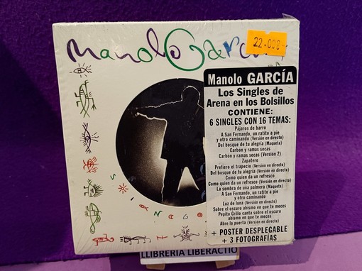 LA-039729 Los singles de Arena En Los Bolsillos (contiene póster desplegable y 3 fotografías) - Imagen 1