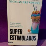 Superestimulados: Por qué no podemos resistirnos a los malos hábitos y cómo liberarnos