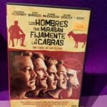 Los hombres que miraban fijamente a las cabras