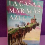 La casa en el mar más azul