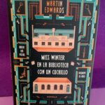 Miss Winter en la biblioteca con un cuchillo