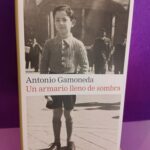 Un armario lleno de sombra
